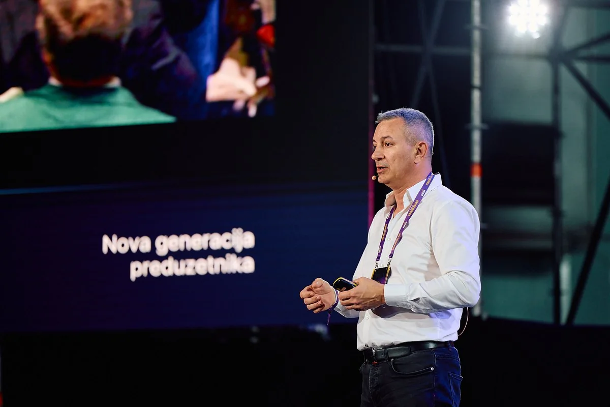 Vladimir Đukanović na bini konferencije