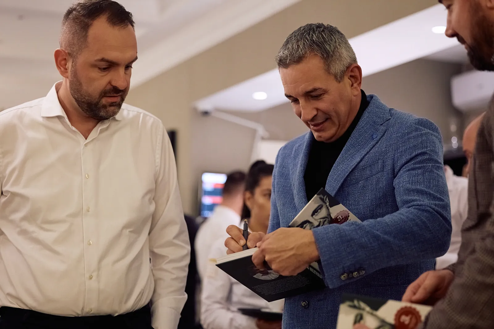 Vladimir Đukanović potpisuje knjigu Tajne Investiranja na VIP večeri